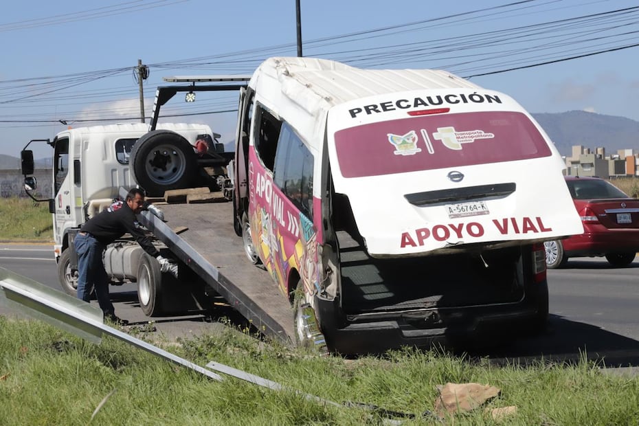 Percance vial en la México-Pachuca involucra a vehículo de apoyo mecánico del transporte metropolitano | Foto: Luis Soriano