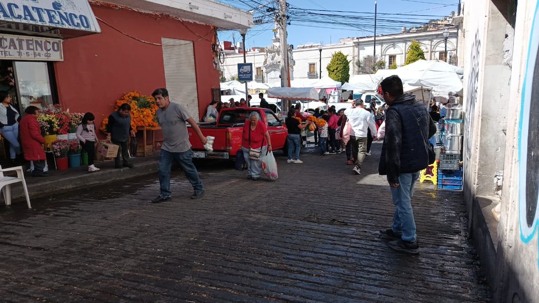 Quitan puestos en calle Patoni, tras pelea entre comerciantes 
Fotos Lourdes Naranjo