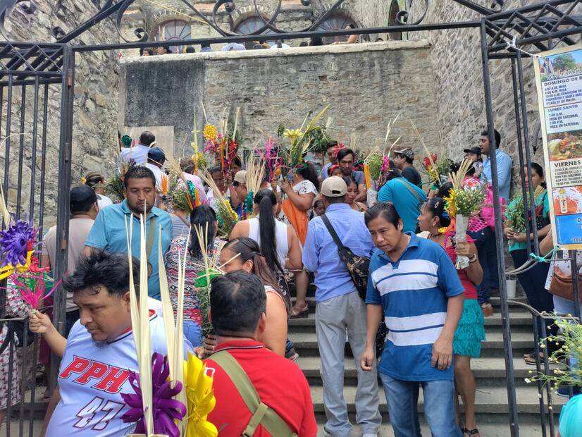 Cientos de fieles católicos asisten a bendición de palmas en la Huasteca | Foto: Francisco Bautista