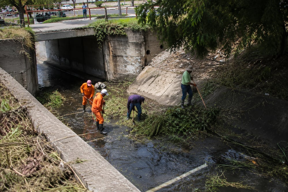 Además, autoridades monitorean constantemente la presa La Esperanza y mantienen coordinación con municipios vecinos y dependencias federales para atender cualquier contingencia | Imagen generada con IA