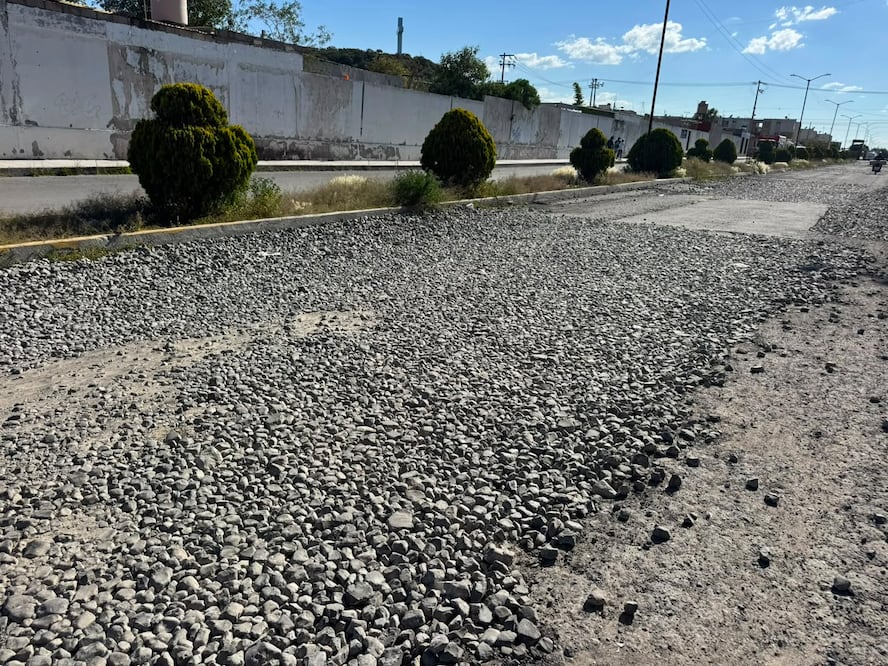 Las vialidades con mayores afectaciones son el bulevar principal de Haciendas de Tizayuca Norte, gran parte de las calles de la segunda sección y la calle Haciendas de Chavarría Sur donde la calle está llena de piedras, donde diariamente automovilistas y motociclistas deben sortear enormes desperfectos para llegar a sus destinos
Foto: Javier Quezada