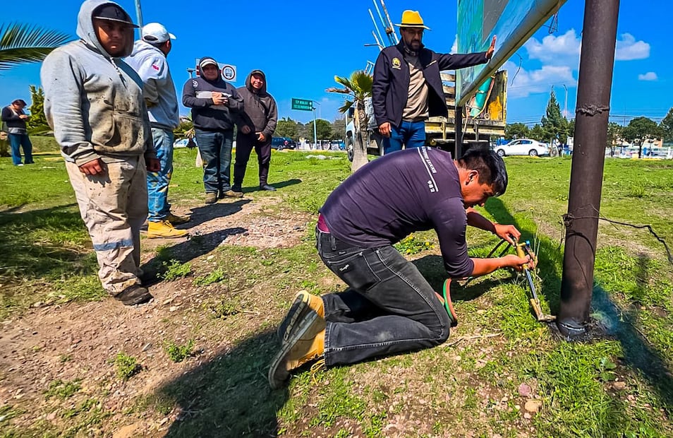 Pachuca retira anuncios colocados sin permiso en vialidades principales | Foto: ayuntamiento de Pachuca