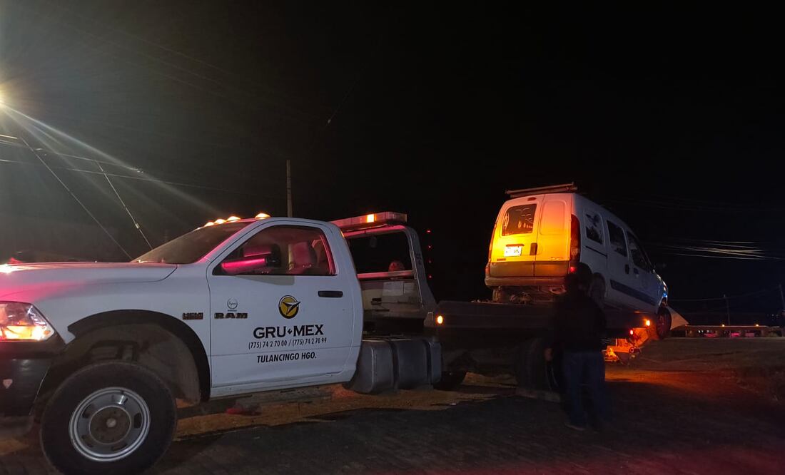 Un vehículo Renault, color blanco, con el rótulo Ingeniería Eléctrica Sustentable Ambiental, con número de placas de circulación W70BML de la Ciudad de México, se impactó contra el puente ubicado en el libramiento La Joya