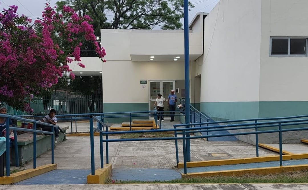 De acuerdo con la derechohabiente, en el turno nocturno únicamente hay un médico disponible para atender urgencias en la Clínica 21 del IMSS en Huejutla | Foto: Francisco Bautista