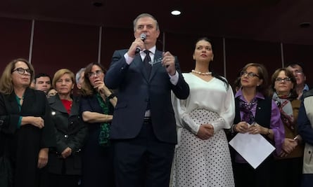 Marcelo Ebrard se queda en Morena