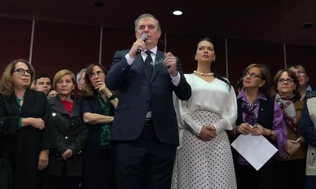 Marcelo Ebrard se queda en Morena