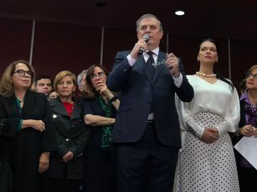 Marcelo Ebrard se queda en Morena