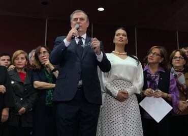 Marcelo Ebrard se queda en Morena