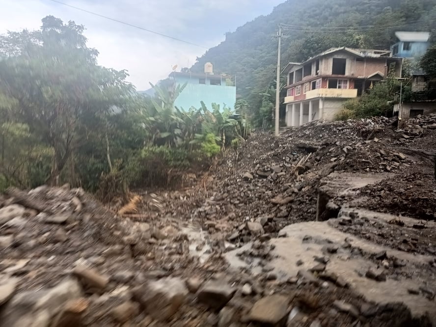 “Fue como una explosión”: familias de Huehuetla y Tenango de Doria relatan el horror tras los derrumbes | Foto: Lourdes Naranjo