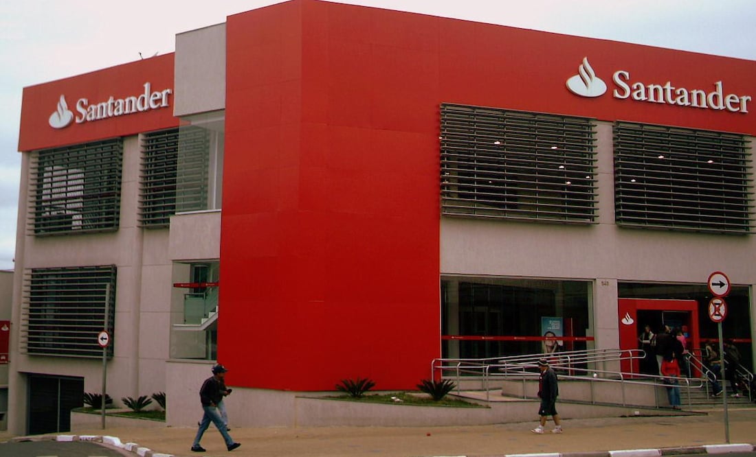 Santander aseguró que en la base de datos hackeada no había información transaccional ni credenciales de acceso o contraseñas de banca por internet | Foto: Wikimedia Commons