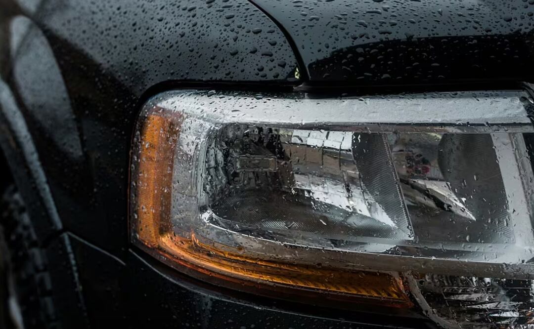 Cuando las gotas se secan sobre la pintura del auto aparecen manchas blancas. Foto: Freepik