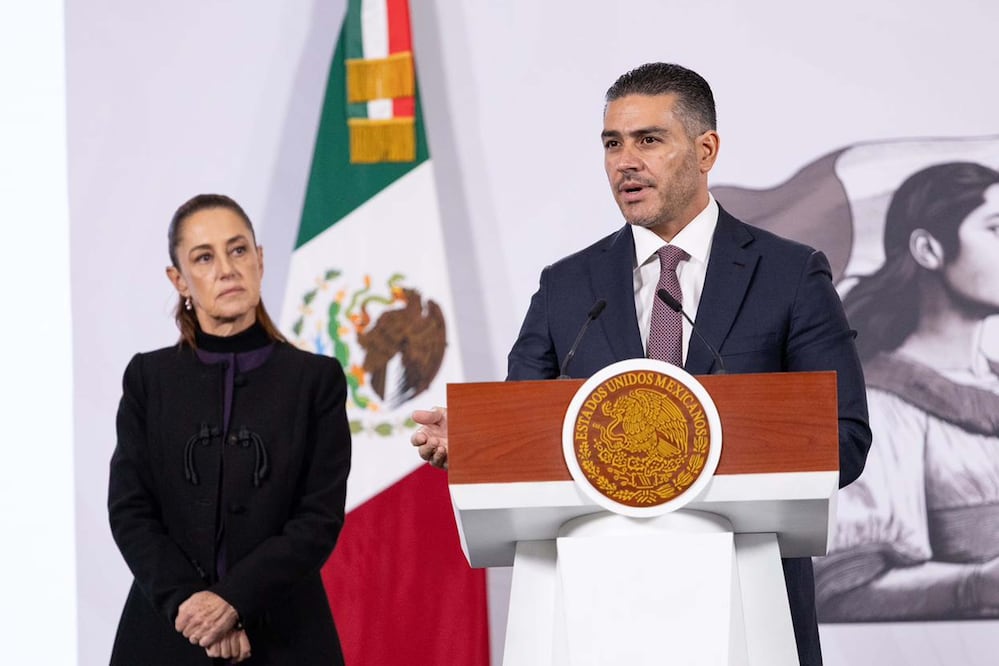 La presidenta Claudia Sheinbaum durante su conferencia matutina desde Palacio Nacional. La acompañan: Omar García Harfuch, secretario de Seguridad y Protección Ciudadana. Foto: Agencia EL UNIVERSAL/Hugo Salvador/RDB.
