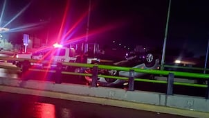 Vuelca camioneta en puente vehicular del bulevar Colosio 