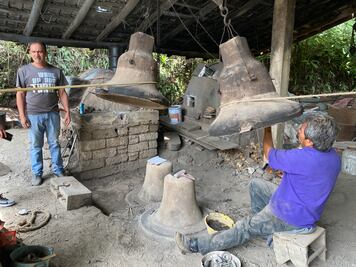El eco del metal: la tradición de las campanas de Tlahuelompa