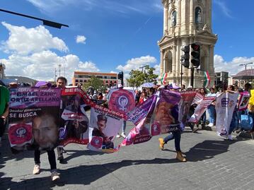 En desfile cívico de Pachuca, protestan contra deudores alimentarios