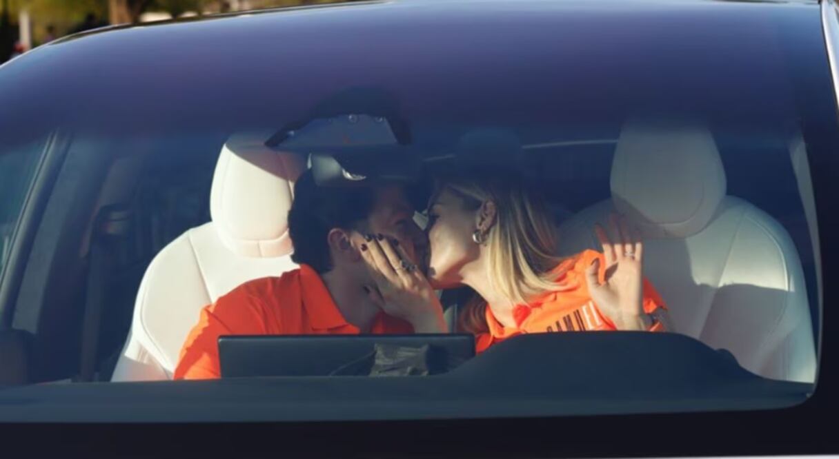 Samuel García recorrerá México a bordo del vehículo Tesla que le regaló a su esposa, Mariana Rodríguez | Foto: Especial