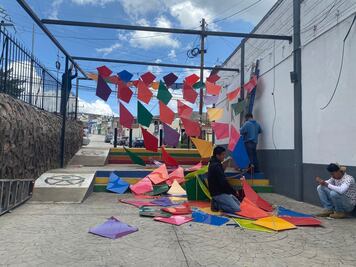 Se apaga el color en Pachuquilla; retiran los papalotes del paso peatonal