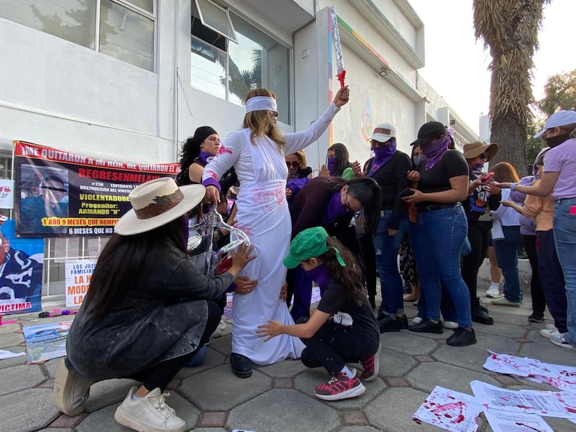 Por el 25N, mujeres protestaron de manera pacífica en las instalaciones de la Comisión de Derechos Humanos de Hidalgo, en avenida Juárez  I foto: Luis Soriano