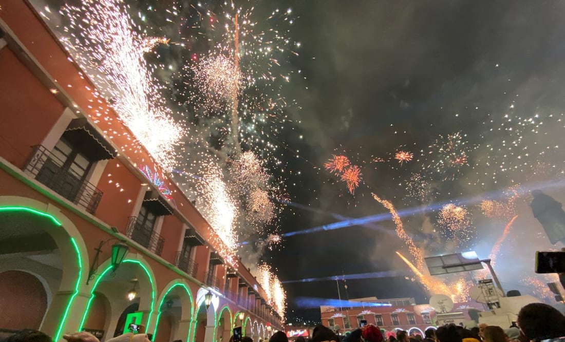 Continúan los trabajos de remoción de pintas en el Reloj Monumental | Foto: Luis Soriano