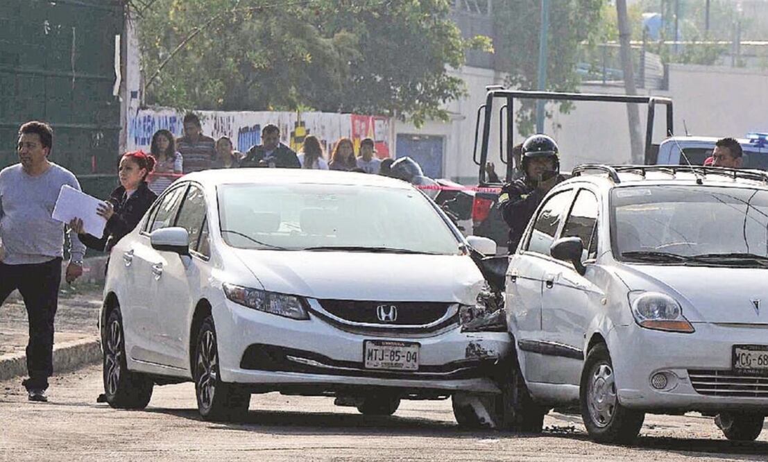 La AMIS recomendó a los automovilistas que sean víctimas de este fraude, guardar la calma y no entrar en ningún conflicto con las personas que ejecutan la práctica. Foto: Archivo/El Universal