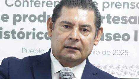 Gobernador de Puebla le truena los dedos a secretaria estatal de Turismo; ofrece disculpas públicas 