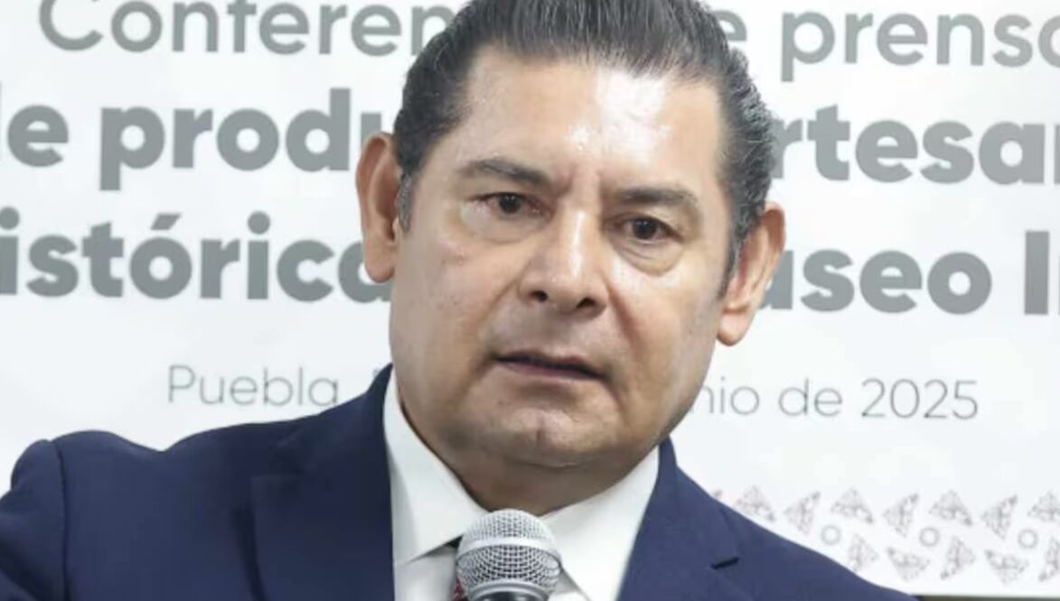 El gobernador de Puebla, Alejandro Armenta Mier, le tronó los dedos a secretaria de Turismo del estado. Foto: Fernanda Rojas / EL UNIVERSAL.