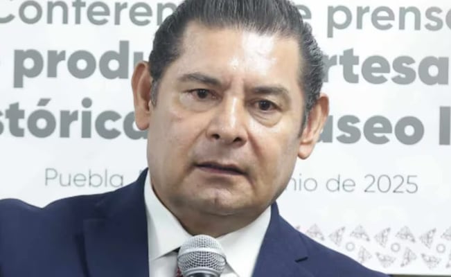 Gobernador de Puebla le truena los dedos a secretaria estatal de Turismo; ofrece disculpas públicas
