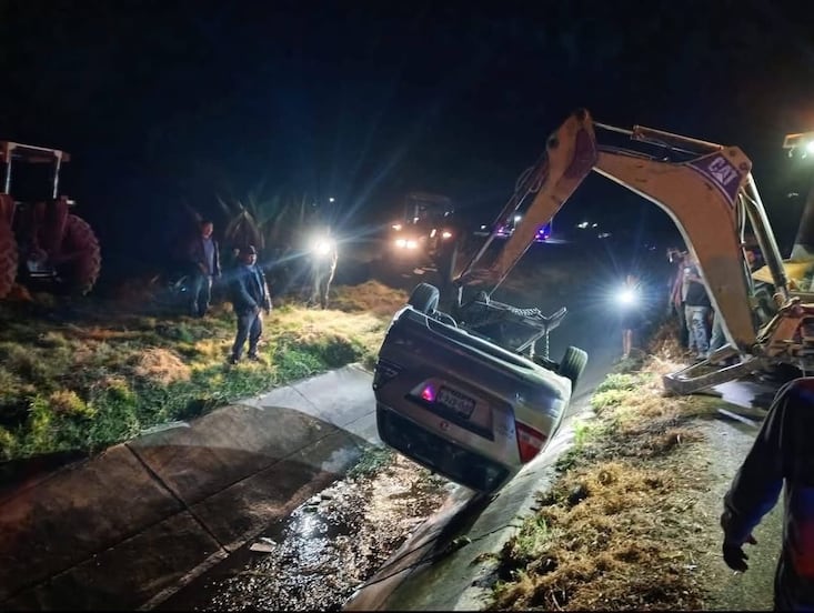 Auto cae a canal de riego en Ixmiquilpan; viajaban menores y un bebé