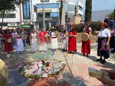 Mujeres realizan rituales, bazar y actividades culturales previo a la marcha del 8M en Pachuca