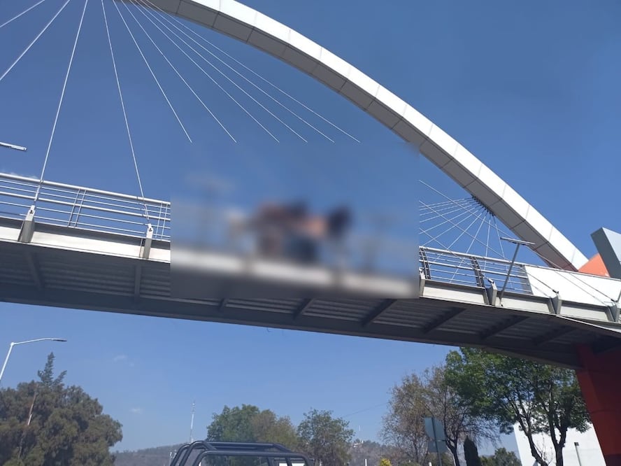 Un hombre intenta lanzarse desde el puente que conecta el parque del maestro y el parque de la familia en Pachuca I Foto: Especial
