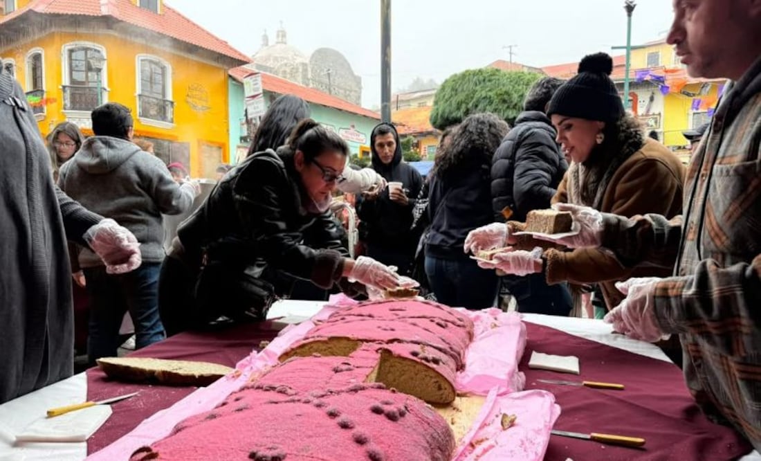 Pan de muerto gigante en festividades | Foto: Ayuntamiento de Mineral del Monte