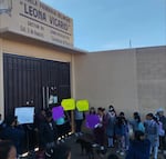 Padres de familia bloquean acceso a primaria en Tulancingo; exigen cambio de director