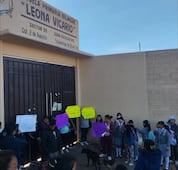 Padres de familia bloquean acceso a primaria en Tulancingo; exigen cambio de director