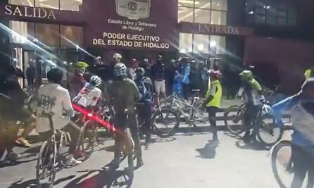 Ciclistas realizan rodada y se manifiestan en Pachuca tras fallecimiento de Froylán, repartidor que fue atropellado