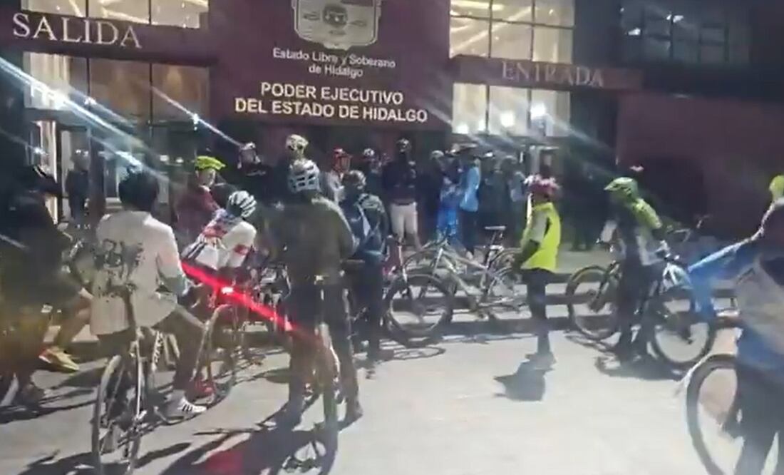 En las puertas de Palacio de Gobierno, los inconformes expusieron que es necesario contar con una cultura vial acorde con las necesidades de peatones y ciclistas I Foto: Especial