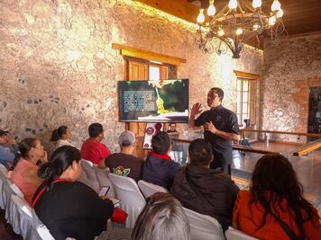 Embajador de cocinas tradicionales impartió capacitación a prestadores de servicio en Tulancingo