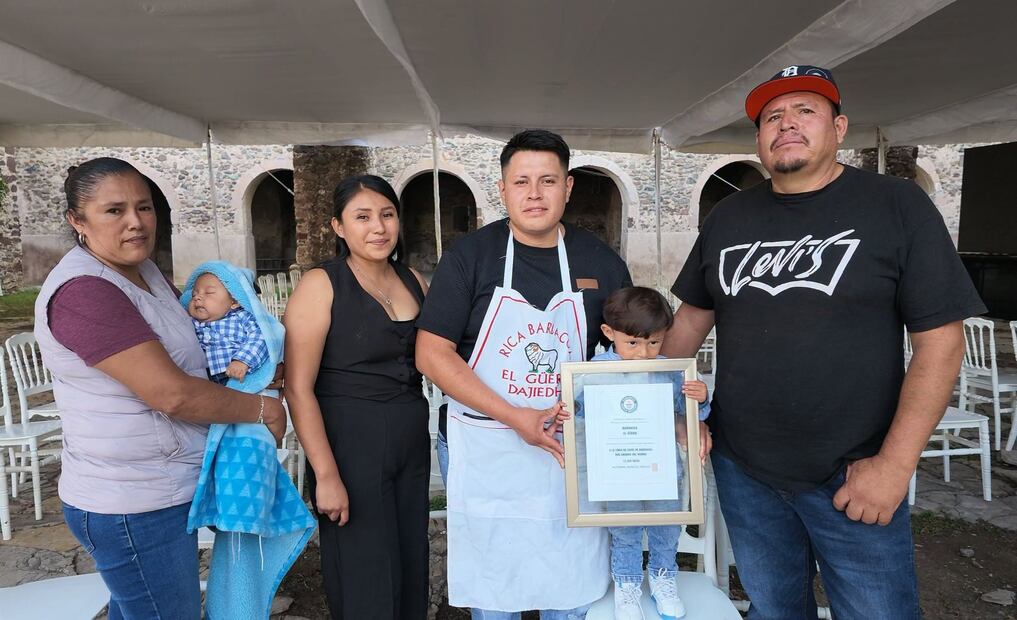 Elvis González acompañado de su familia recibió el reconocimiento por el récord guinnes que obtuvo en 2025 I Foto: Cortesía