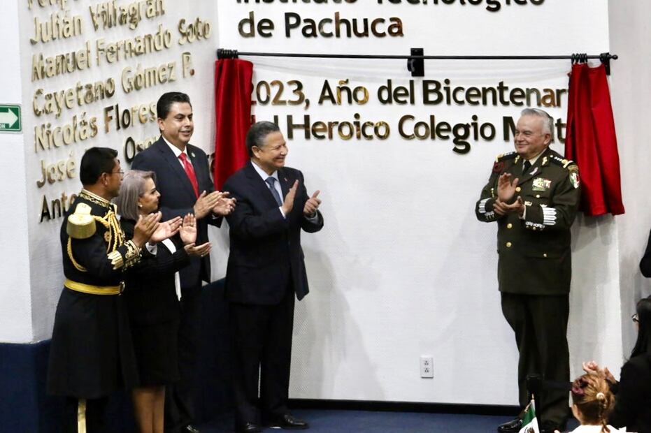 Asiste Menchaca Salazar a develación de letras de oro en honor del bicentenario del Heroico Colegio Militar | Foto: luis Soriano