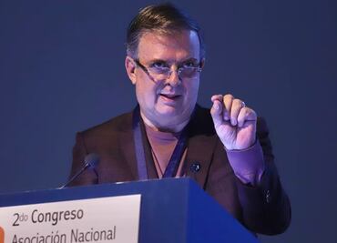Platicar con Xóchitl sería una incongruencia vital, asegura  Ebrard