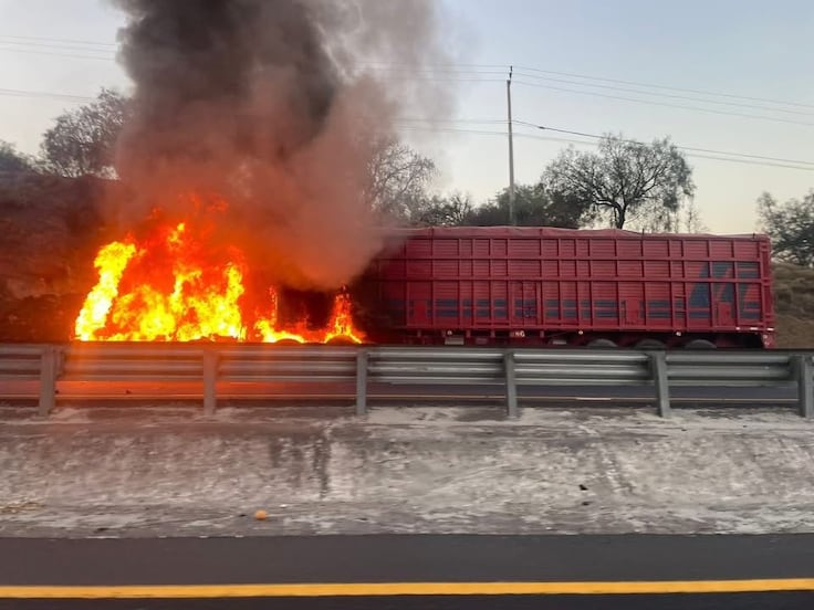 Se incendia tráiler en la carretera Pirámides-Tulancingo