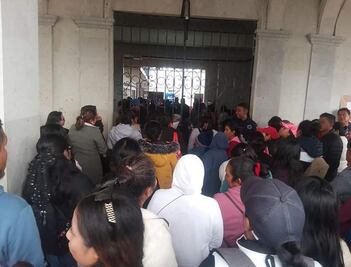 Padres de familia de Tasquillo se manifiestan frente a Palacio Municipal