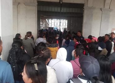 Padres de familia de Tasquillo se manifiestan frente a Palacio Municipal