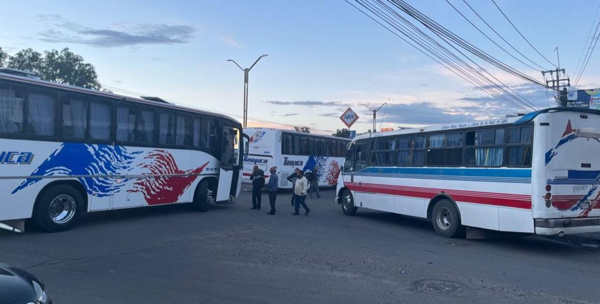 La quema de una unidad de transporte de la línea México – Tizayuca  generó un paro de actividades de choferes de la ruta Foto: Especial