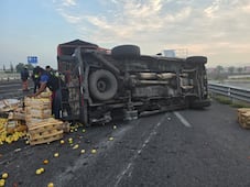 Vuelca camioneta cargada de fruta en la México-Pachuca