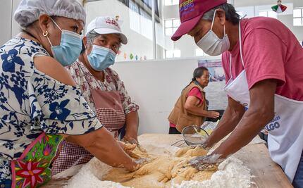 Imparten taller de panadería para personas adultas mayores