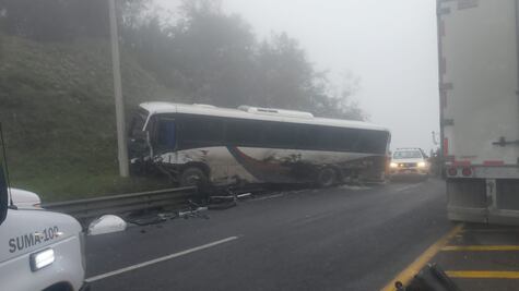 Malas condiciones climáticas provocan accidente en la México-Tuxpan; 12 lesionados