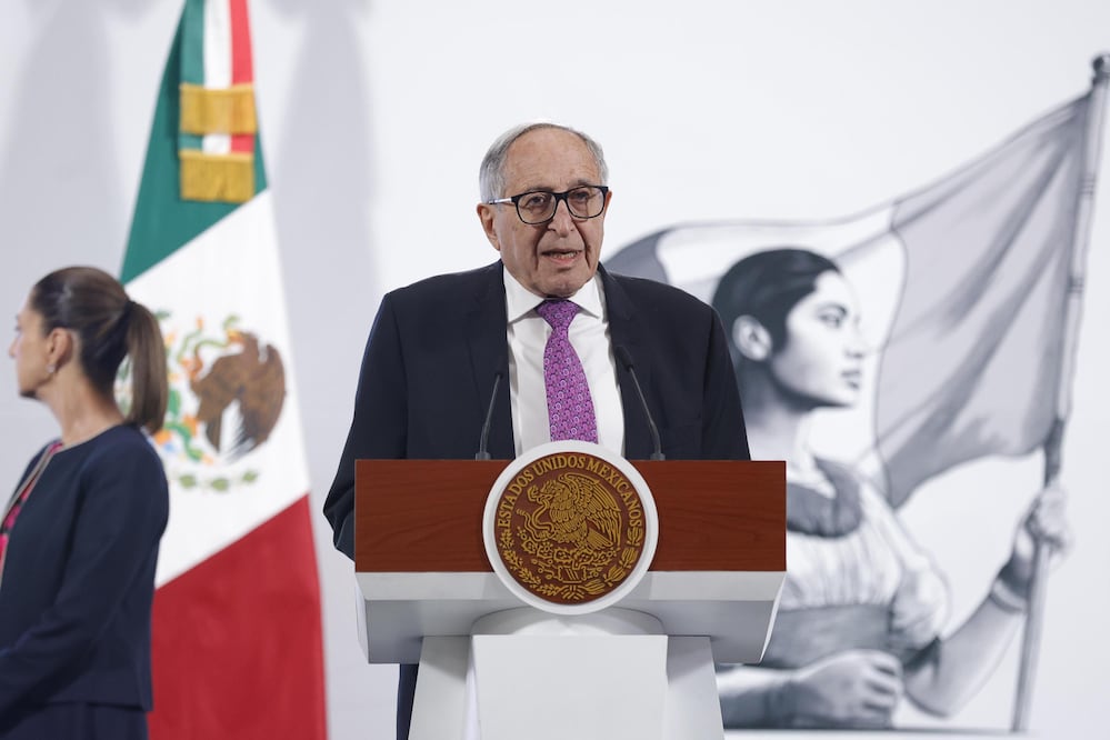 La presidenta Claudia Sheinbaum durante la conferencia matutina desde Palacio Nacional. La acompañan: El titular de la Secretaría de Salud, David Kershenobich. Foto: Agencia EL UNIVERSAL/Diego Simón Sánchez/RDB.
