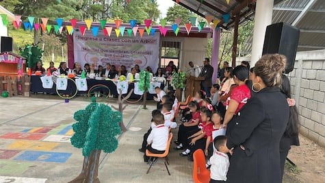 Semarnath dona 50 árboles frutales a preescolar indígena de Acaxochitlán