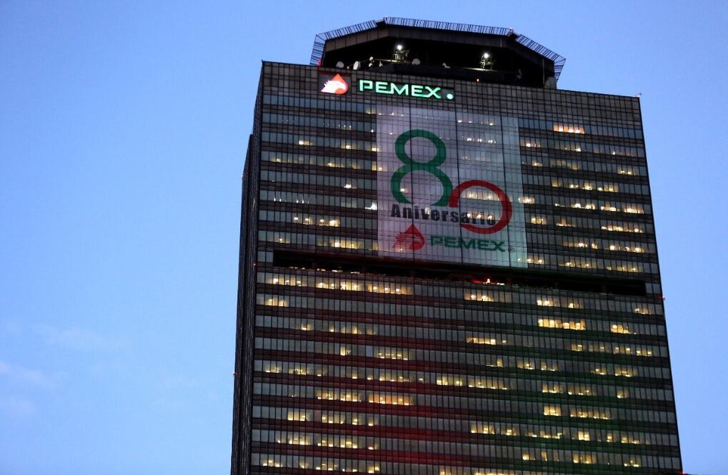 A través de un decreto firmado por el Ejecutivo, se pone de relieve que pese a diversos apoyos al régimen fiscal de Pemex, el nivel de precios en el ramo de los hidrocarburos en el ámbito internacional, ha generado afectaciones en su desempeño operativo.