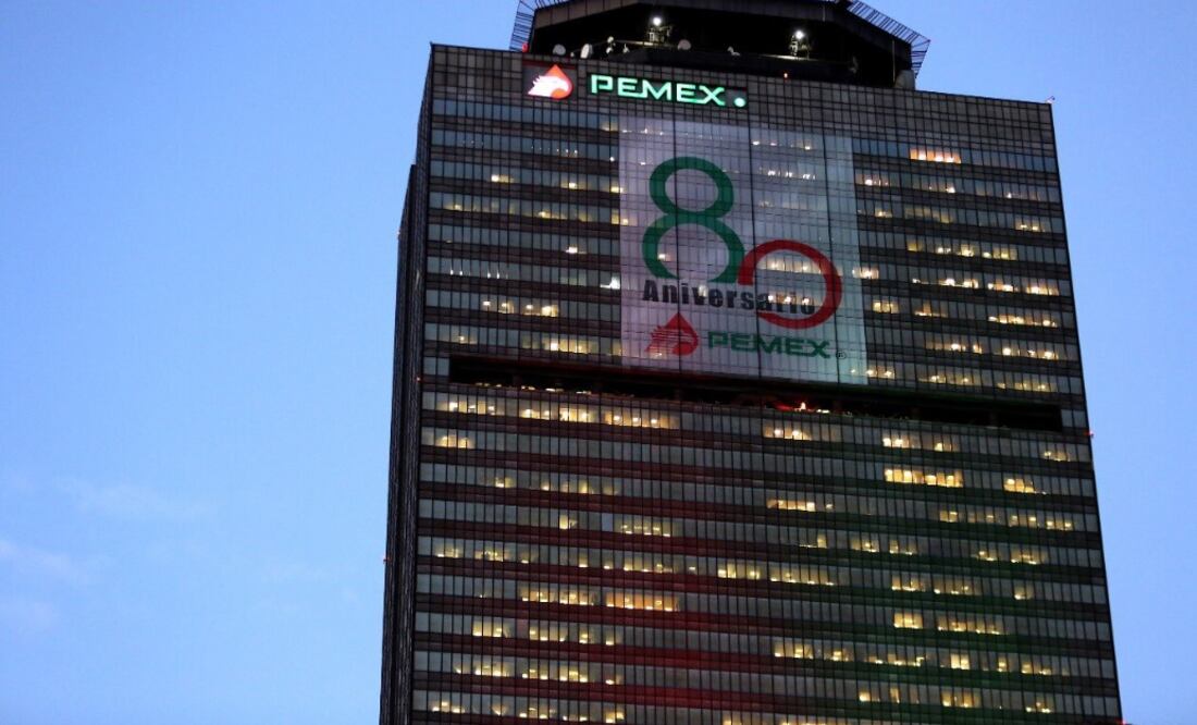 A través de un decreto firmado por el Ejecutivo, se pone de relieve que pese a diversos apoyos al régimen fiscal de Pemex, el nivel de precios en el ramo de los hidrocarburos en el ámbito internacional, ha generado afectaciones en su desempeño operativo.